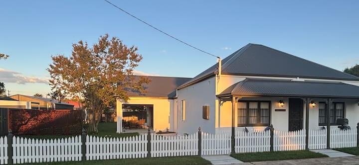 ff0c37836a8d7a463df2bd48240d0f7f_loira-cottage