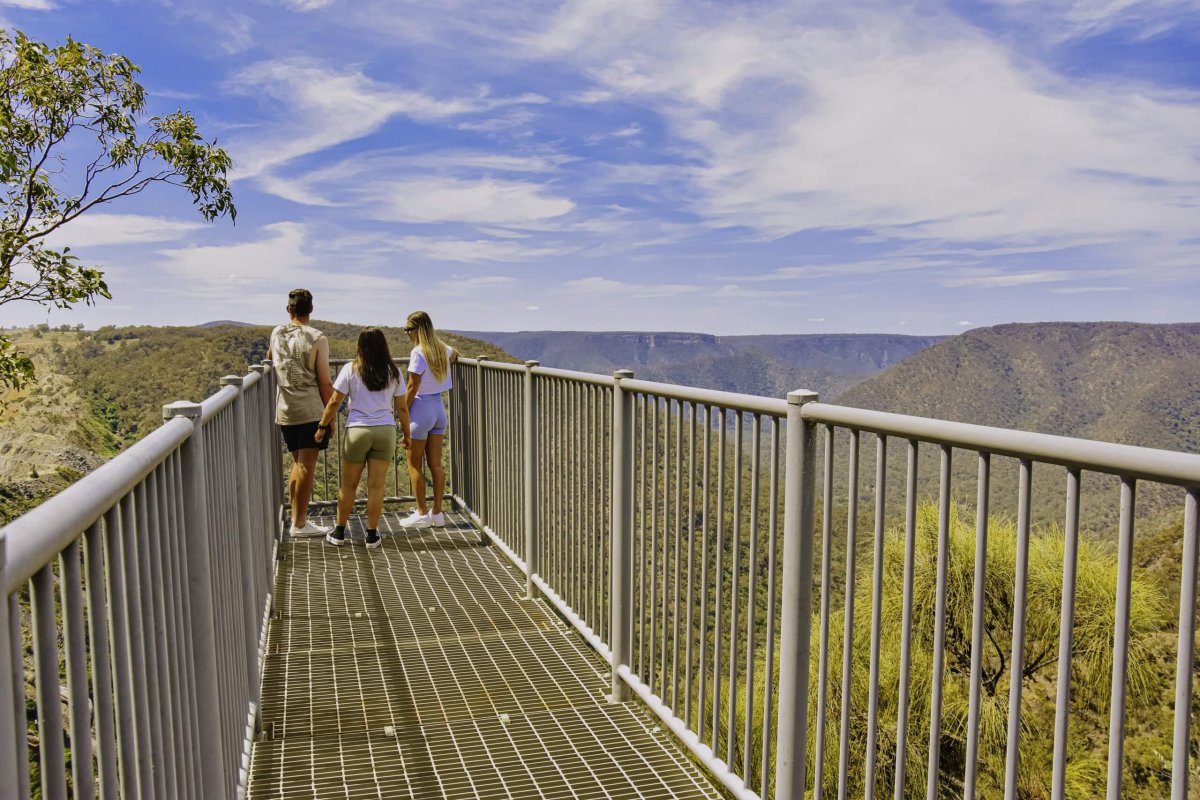 ECM_5606329_v1_Bungonia Gorge 3 friends at the lookout 5 - Lauren McLaughlin Photography